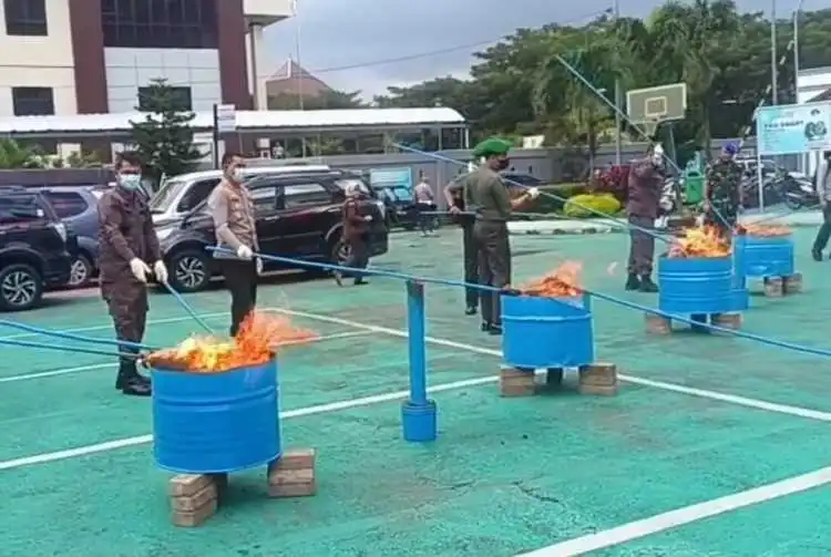 Pemusnahan ribuan barang bukti dan barang rampasan hasil tindak pidana yang telah memiliki kekuatan hukum tetap di halaman kantor Kejaksaan Negeri Kabupaten Bekasi, Kamis (16/02).