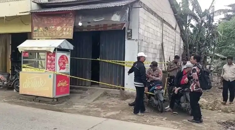 Kepolisian Sektor Sukatani dan Polres Metro Bekasi saat ini tengah menyelidiki kasus dugaan penganiayaan yang menewaskan MI (25) di salah satu outlet ayam goreng tepung di alan Raya Kemejing – Sukatani, Desa Sukaindah, Kecamatan Sukakarya.