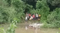 Penemuan mayat di di aliran Kali CBL, tepatnya di Kampung Pulo Puter, Desa Srimahi, Kecamatan Tambun Utara, Minggu (12/02) siang.
