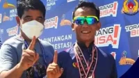 Atlet menembak asal Kabupaten Bekasi, Trisnarmanto didampingi Ketua Persatuan Menembak dan Berburu Seluruh Indonesia (Perbakin) Kabupaten Bekasi Batong Sulaiman