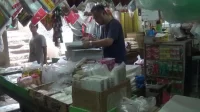 Pedagang sembako di Pasar Cikarang