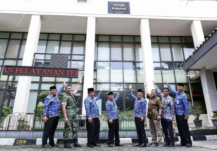 Pj Bupati Bekasi, Dani Ramdan didampingi Sekda Dedy Supriyadi dan unsur Forkopimda, meresmikan nama-nama gedung perkantoran Pemkab Bekasi dengan nama-nama mendiang Bupati Bekasi.