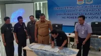 Penandatanganan Memorandum of Undestanding (MoU) terkait serah terima tiga kantor wilayah pelayanan Perusahaan Daerah Air Minum (PDAM) Tirta Bhagasasi ke Tirta Patriot Kota Bekasi, Selasa (07/02).