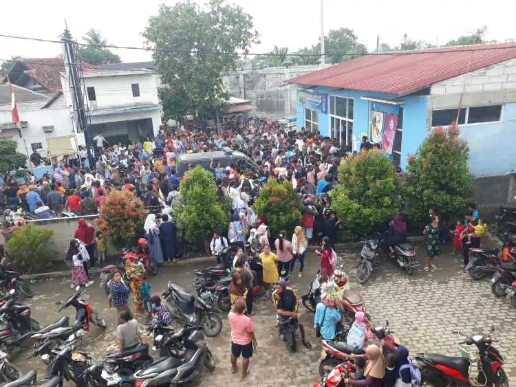 Warga memadati Kantor Desa Karang Rahayu, Kecamatan Karang Bahagia, untuk melihat pria yang diduga pelaku penculikan anak.