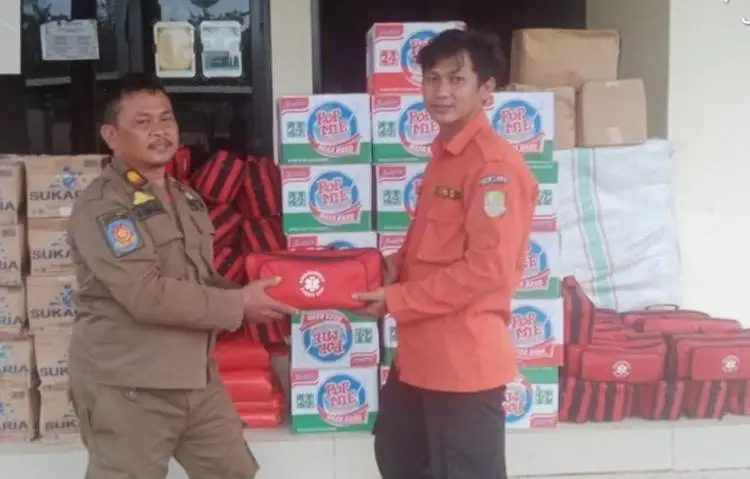 Personil BPBD Kabupaten Bekasi mendistribusikan bantuan bagi warga yang terdampak musibah angin kencang di wilayah Kecamatan Tambelang dan Sukakarya, Sabtu (11/02).