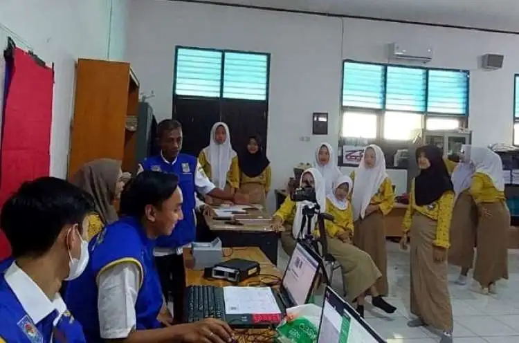 Dinas Kependudukan dan Catatan Sipil menggelar perekaman e-KTP bagi pemula usia 17 tahun dengan cara jemput bola atau turun langsung ke sekolah-sekolah.