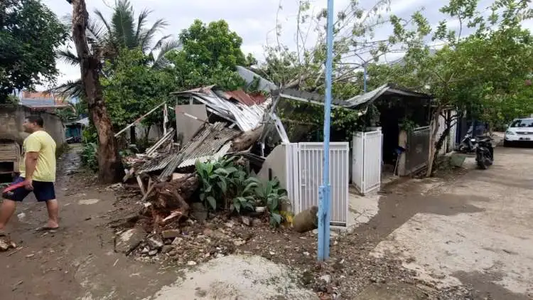 Pohon angsana tua tumbang timpa rumah warga di Perumahan Alamanda Regency, Desa Karangsatria, Kecamatan Tambun Utara, Kamis (09/02) siang