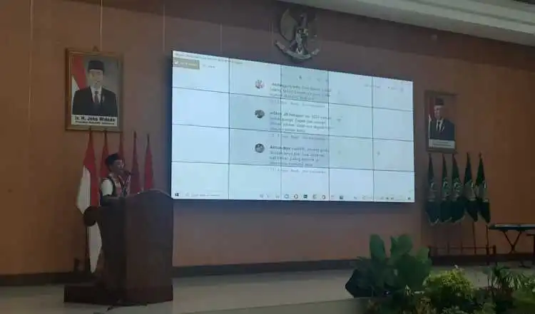 Pj Bupati Bekasi Dani Ramdan saat membacakan sejumlah aduan netizen dihadapan seluruh staf pelayanan adiminstrasi kependudukan Kabupaten Bekasi.