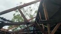 Salah satu atap rumah warga yang mengalami kerusakan akibat musibah angin kencang di wilayah Kecamatan Tambelang dan Sukakarya, Jum'at (10/02) malam.