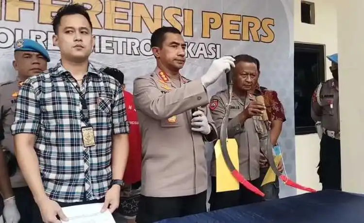 Kapolres Metro Bekasi, Kombes Twedi Aditya Bennyahdi saat melakukan gelar perkara kasus dugaan tindak pidana penganiayaan yang dilakukan MA dan AD dua pelaku tawuran di wilayah Kecamatan Cibitung, Jum'at (03/02).