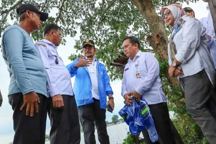 Menteri Pertanian RI Syahrul Yasin Limpo saat meninjau langsung lokasi sawah yang dilanda banjir di Desa Sukabakti Kecamatan Tambelang Rabu (01/03).