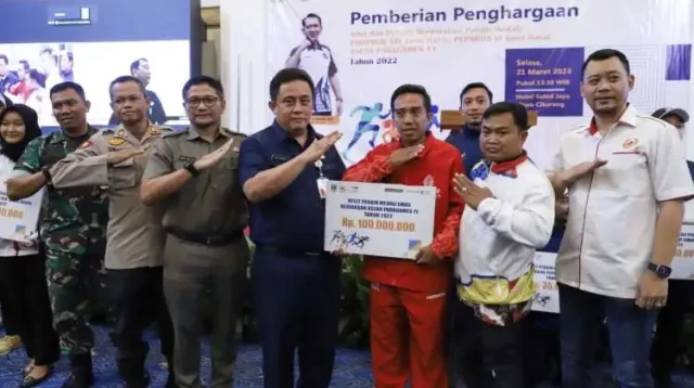 Sekda Kabupaten Bekasi, Dedy Supriyadi memberikan penghargaan kepada atlet dan pelatih berprestasi peraih medali pada Porprov XIV, Peparda VI Jawa Barat dan Asean Para Games XI Tahun 2022, Selasa (21/03).