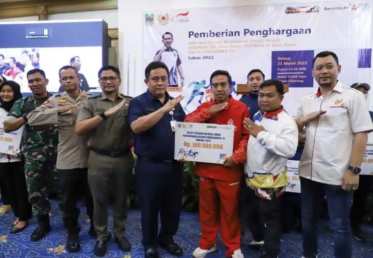 Sekda Kabupaten Bekasi, Dedy Supriyadi memberikan penghargaan kepada atlet dan pelatih berprestasi peraih medali pada Porprov XIV, Peparda VI Jawa Barat dan Asean Para Games XI Tahun 2022, Selasa (21/03).
