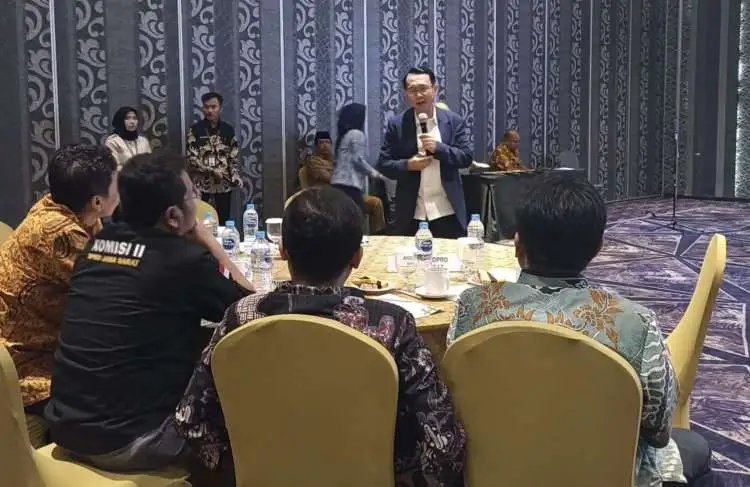 Pj Bupati Bekasi Dani Ramdan saat bersilaturahmi dengan anggota DPRD Dapil IX Provinsi Jawa Barat.