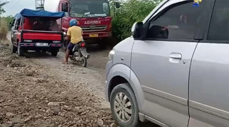 Pemerintah Kabupaten Bekasi melalui Dinas Sumber Daya Air Bina Marga dan Bina Kontruksi (SDA-BMBK) Kabupaten Bekasi manargetkan perbaikan jalan sepanjang total 107 kilometer tahun ini.