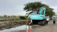 Pengerukan sampah dan lumpur di Kali Cibalok dilakukan Pemkab Bekasi sejak 7 Maret lalu dengan menggunakan 2 unit alat berat excavator
