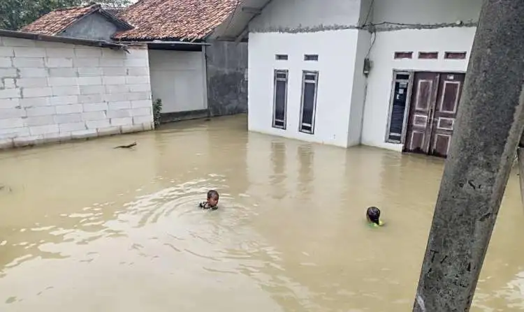 Banjir masih menggenangi beberapa titik di Kabupaten Bekasi pada Sabtu (04/03) kendati di sejumlah wilayah telah mulai surut.