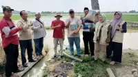 Ketua Kelompok Tani (Poktan) Berkah Tani, Desa Sukakarsa, Kecamatan Sukarya, Sumardi (kaos biru) menerima bantuan benih dari Direktorat Perbenihan, Kementerian Pertanian RI.