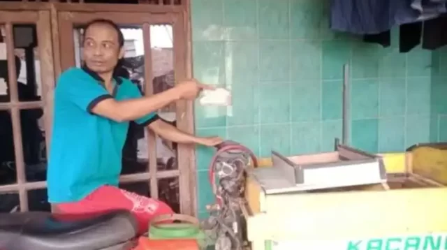 Dipepet kawanan jambret, pedagang kacang rebus keliling Nur Cholis nyaris kehilangan tas berisi uang hasil berjualan dan handphonenya saat melintas di Jalan Gatot Subroto, Desa Cikarang Kota, Kecamatan Cikarang Utara, Sabtu (25/03) dinihari.