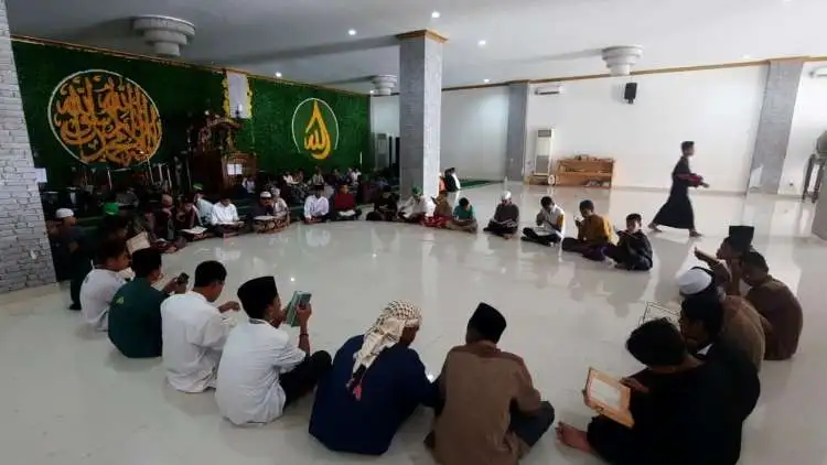 Melalui program Kampung Halaman Ramadhan, santri ponpes Nuu Waar di Kabupaten Bekasi ini menargetkan 5.500 kali khataman Al Qur'an