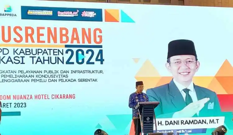 Pj Bupati Bekasi Dani Ramdan saat membuka Musrenbang RKP Kabupaten Bekasi 2024, Senin (20/03). Dari hasil pendataan, Pemkab Bekasi telah menerima lebih 8 ribu usulan masyarakat. Adapun total anggaran secara keseluruhan yang dibutuhkan untuk merealisasikan usulan pembangunan tersebut mencapai Rp 40 triliun.