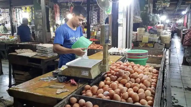 Harga sejumlah bahan pokok seperti telur dan daging ayam di pasar tradisional Kabupaten Bekasi terpantau mulai merangkak naik jelang Ramadhan