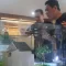 Direktur Sales and Marketing PT Puradelta Lestari tbk Stanley W. Atmodjo bersama Direktur Operasional Tommy Satriotomo melihat maket hunian de Silva Residence di Marketing Gallery Kota Deltamas, Cikarang Pusat, Sabtu (25/03)