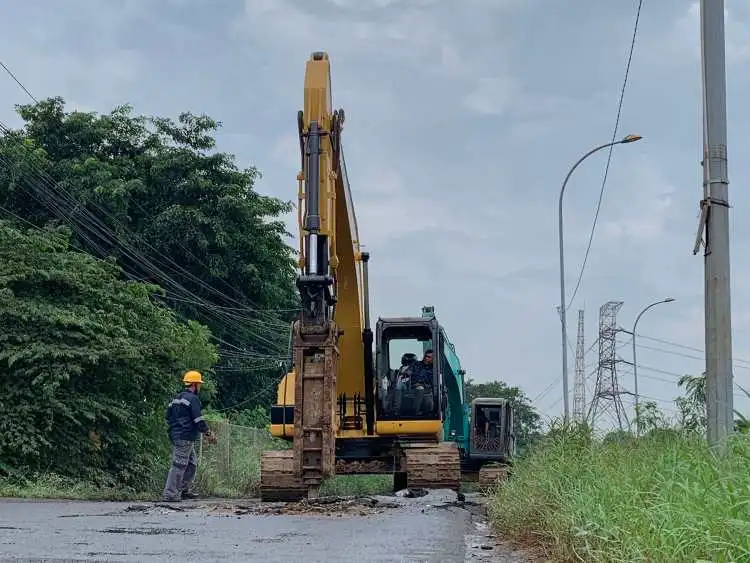Salah satunya jalan alternatif yang ditingkatkan kemantapannya oleh Pemerintah Kabupaten Bekasi di tahun 2023 adalah Jalan Inspeksi Kalimalang.