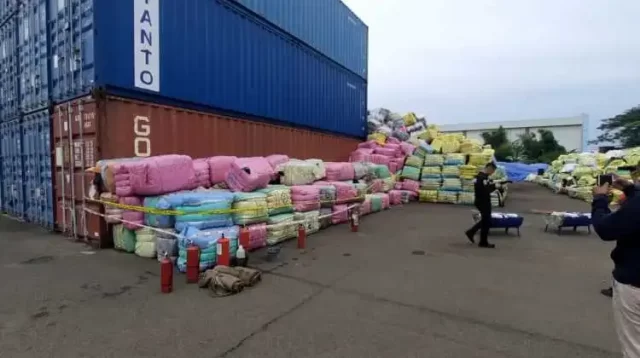 Pemusnahan pakaian bekas impor di Tempat Penimbunan Pabean (TPP) Direktorat Jenderal Bea dan Cukai (DJBC), Kawasan Industri Jababeka III, Kecamatan Cikarang Utara, Selasa (28/03).