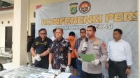 Kapolres Metro Bekasi, Kombes Twedi Aditya Bennyahdi saat memimpin pengungkapan kasus peredaran narkoba jenis Tembakau Sintetis atau Gorila yang diperjualbelikan di media sosial Instagram, Jum'at (24/03).