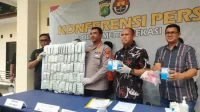 Kapolres Metro Bekasi, Kombes Twedi Aditya Bennyahdi saat memimpin pengungkapan kasus peredaran obat analgesik jenis Tramadol dan Hexymer yang diperjualbelikan di secara bebas dan ilegal di Tambun Utara, Jum'at (24/03).