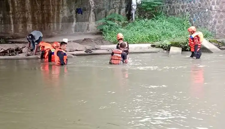 Proses pencarian korban tenggelam di aliran Sungai Kalimalang oleh Tim SAR Gabungan, Rabu (08/01) siang.