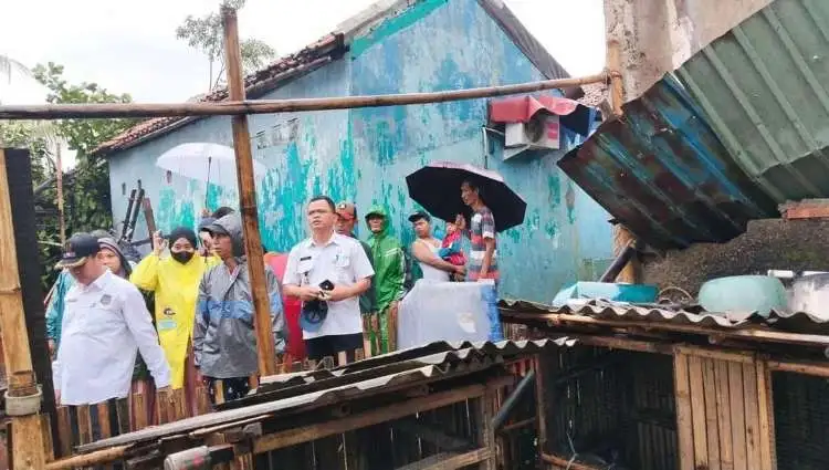 Camat Tambun Selatan, Junaefi saat melakukan pendataan terhadap rumah warga yang mengalami kerusakan akibat puting beliung di wilayah Desa Sumberjaya, Kecamatan Tambun Selatan, Rabu (01/03) siang.