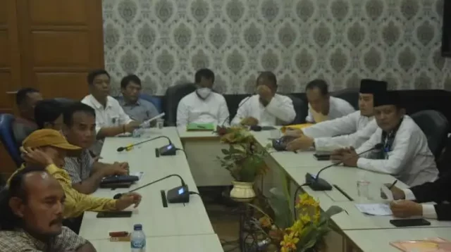 Rapat kerja Komisi II DPRD Kabupaten Bekasi dengan Dinas Perdagangan Kabupaten Bekasi dalam rangka membasah permasalahan Pasar Induk Cibitung dan nasib para pedagang pasca terjadinya konflik internal pelaksana kegiatan revitalisasi yaitu PT Citra Prasasti Konsorindo, Jum'at (03/03).
