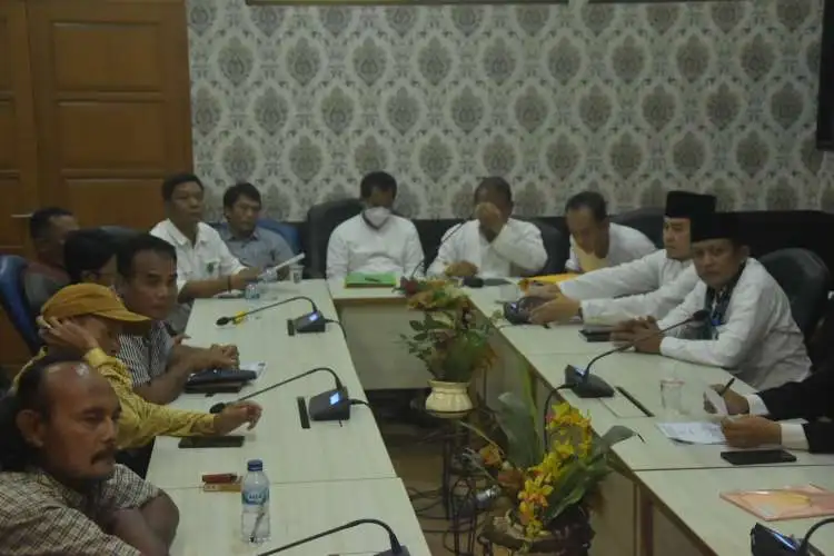 Rapat kerja Komisi II DPRD Kabupaten Bekasi dengan Dinas Perdagangan Kabupaten Bekasi dalam rangka membasah permasalahan Pasar Induk Cibitung dan nasib para pedagang pasca terjadinya konflik internal pelaksana kegiatan revitalisasi yaitu PT Citra Prasasti Konsorindo, Jum'at (03/03).