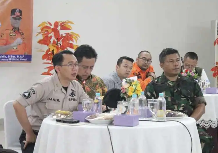 Pj Bupati Bekasi Dani Ramdan memimpin Rapat Evaluasi Akhir Tanggap Darurat Hidrometeorologi, di Gedung BPBD Kabupaten Bekasi, Cikarang Pusat, Minggu (12/03)