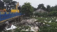 Tumpukan sampah di Kali Ciherang yang diduga menjadi salah satu biang kerok penyebab banjir saat musim penghujan mulai dikeruk, Jum'at (03/03).