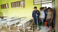 Pj. Bupati Bekasi, Dani Ramdan meninjau langsung kondisi sekolah yang terdampak banjir di Kecamatan Sukakarya, Sabtu (04/03).