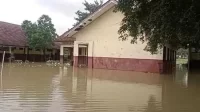 Banjir yang merendam salah satu sekolah di Kecamatan Kedungwaringin, Kabupaten Bekasi.