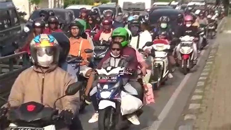Arus kendaraan di Jalur Pantura Kabupaten Bekasi didominasi oleh pemudik sepeda motor yang melintas dari arah Jawa Tengah menuju Jakarta dan sekitarnya.
