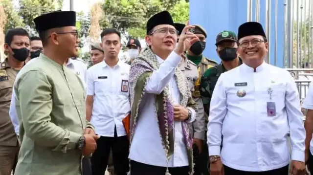 Pj Bupati Bekasi Dani Ramdan menghadiri Safari Ramadan di Masjid Jami Nurul Falah, Desa Wibawamulya, Kecamatan Cibarusah, Rabu (12/04/2023). Acara tersebut dirangkaikan dengan santunan anak yatim dan dhuafa, serta bantuan fisabilillah dari Baznas Kabupaten Bekasi.