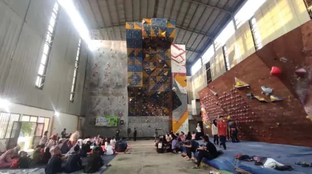 Kegiatan kolaborasi antara FPTI Kabupaten Bekasi dan FNCI ini dipusatkan di GOR Indoor Panjat Tebing Stadion Wibawamukti, Minggu (09/04).