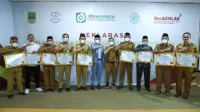 Pemerintah Kabupaten Bekasi memberikan penghargaan kepada 10 desa dengan capaian Universal Health Coverage (UHC) atau Cakupan Kesehatan Semesta tertinggi di Kabupaten Bekasi, di RSUD Kabupaten Bekasi, Selasa (04/04)