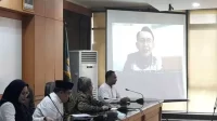 Pj Bupati Bekasi Dani Ramdan saat memberikan arahan secara virtual dalam membahas 6 solusi spesifik peningkatan dan percepatan pembangunan Kabupaten Bekasi, di ruang rapat KH. R Ma'mun Nawawi, pada Jumat, (24/03).
