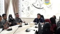 Sekretaris Daerah Kabupaten Bekasi, Dedy Supriyadi menerima penyerahan hasil penilaian kepatuhan Ombudsman RI Perwakilan Jakarta Raya