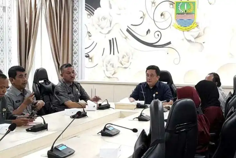 Sekretaris Daerah Kabupaten Bekasi, Dedy Supriyadi menerima penyerahan hasil penilaian kepatuhan Ombudsman RI Perwakilan Jakarta Raya