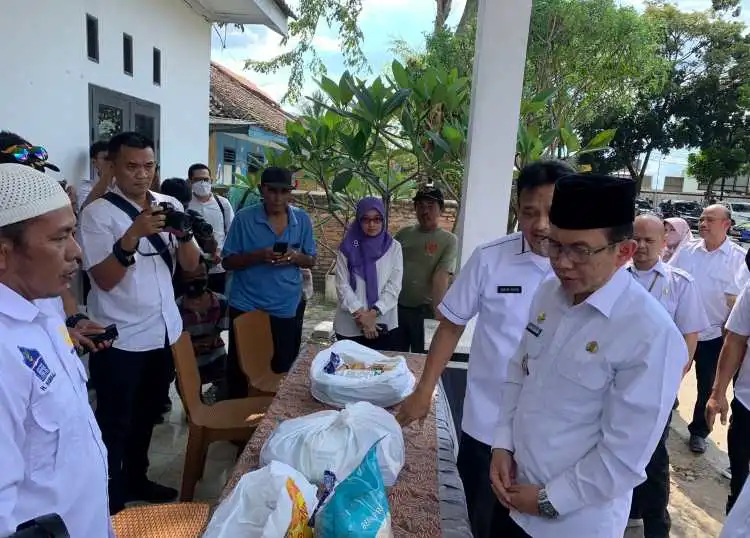 Pj Bupati Bekasi Dani Ramdan saat menghadiri Gebyar Pangan Murah di Kantor Desa Sindangmulya, Kecamatan Cibarusah, Rabu (12/04).
