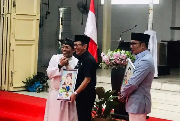 Penyerahan izin pembangunan gereja Ibu Teresa Paroki Cikarang dilakukan langsung oleh Gubernur Ridwan Kamil dengan didampingi Penjabat Bupati Dani Ramdan, Selasa (11/04).