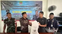 Penyaluran bantuan pangan beras untuk warga di 10 desa di Kabupaten Bekasi yang menjadi target atau sasaran daerah rawan pangan.