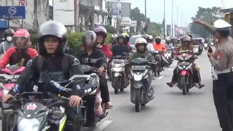 Sejumlah pemudik melintasi jalur Pantura Kabupaten Bekasi, Rabu (19/04).
